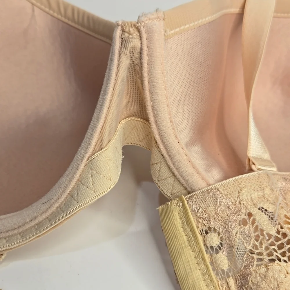 NWOT Lace Underwire Bra Cream 3 Hook Adjustable 38D